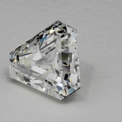 «Триллиант» камень в виде треугольника с заостренными углами. Это трудоемкая разновидность огранки, 